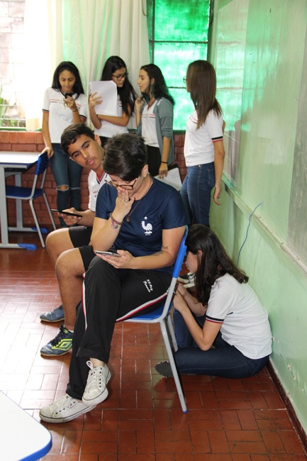Yasmin interpreta a Rainha Vermelha e firma o compromisso de ler muito para vier a personagem que está no papel. Foto: Franciele Xavier (SEE/MG)